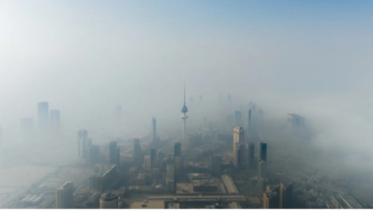 تحذير لمرتادي الطرق.. ضباب كثيف يضرب مساحات واسعة بالكويت حتى نهار الغد